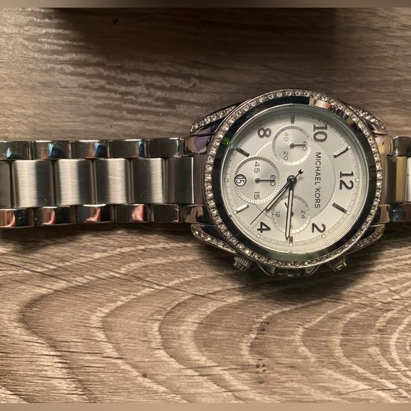 Micheal Kors watch with diamond detailing⌚️💎 - Picture 4 of 5